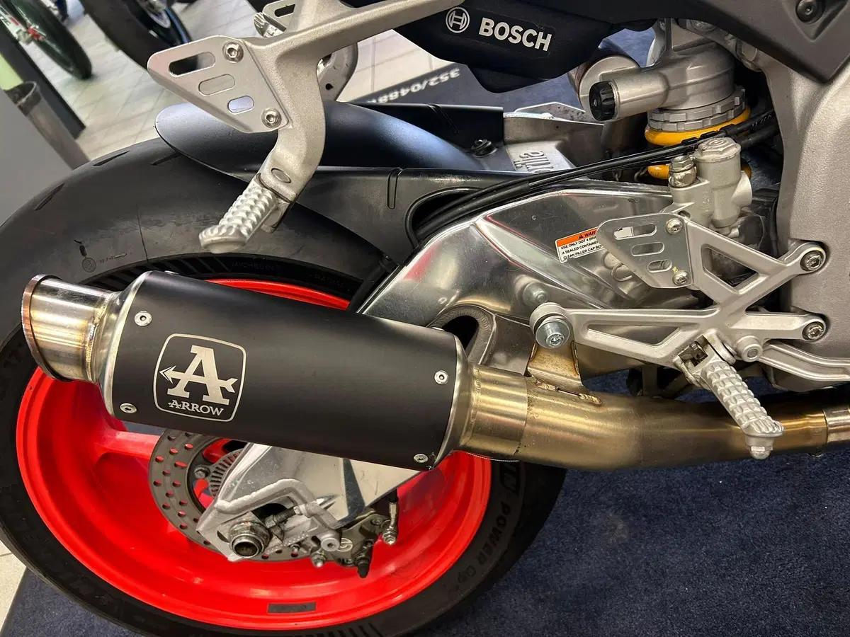 Aprilia Tuono V4 Factory (2017 - 18) (10)