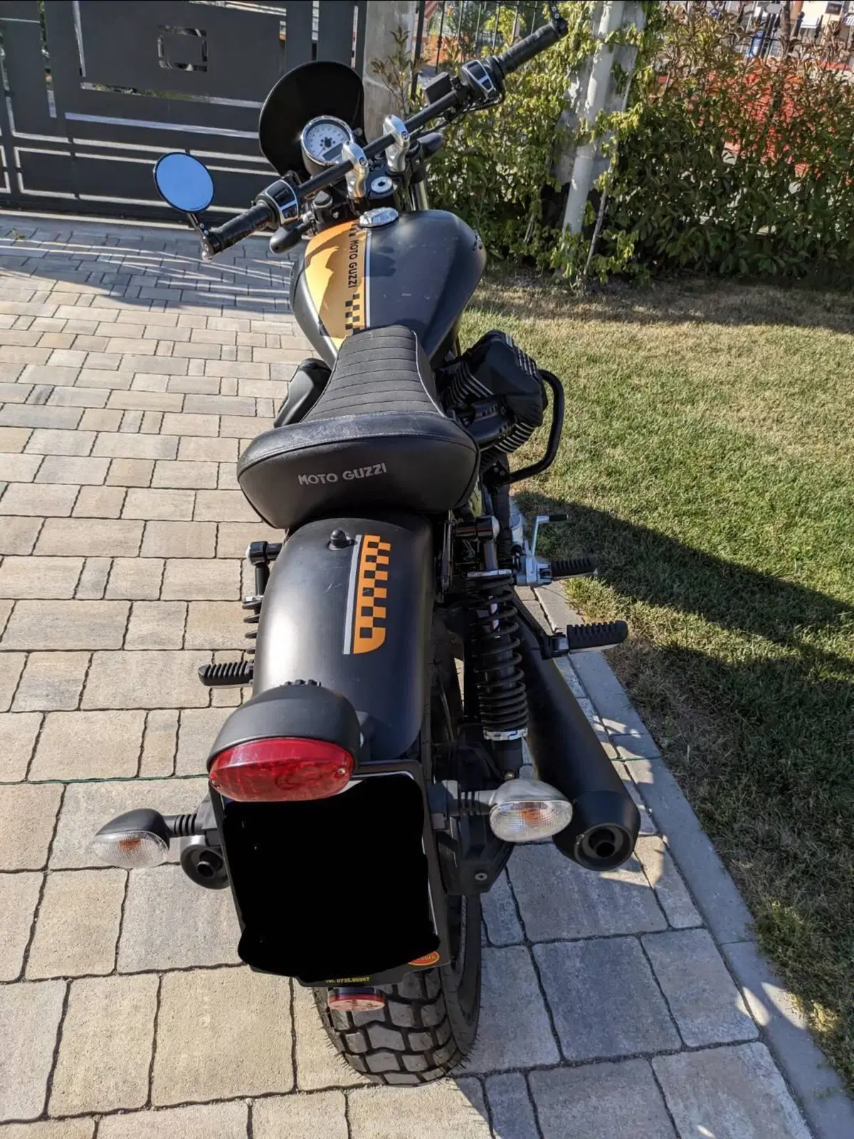 Moto Guzzi V9 Bobber (2016 - 18) (3)