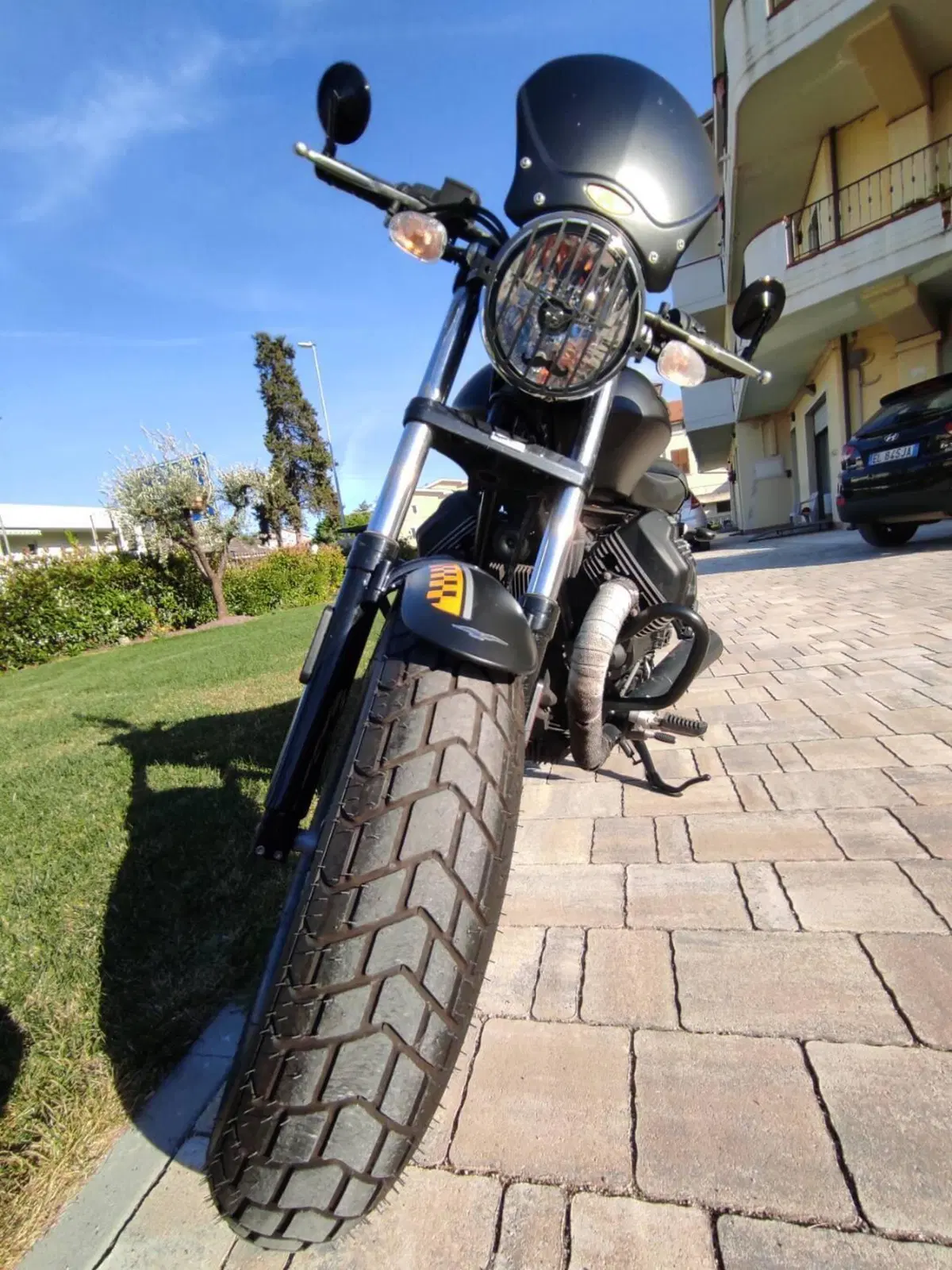 Moto Guzzi V9 Bobber (2016 - 18) (4)