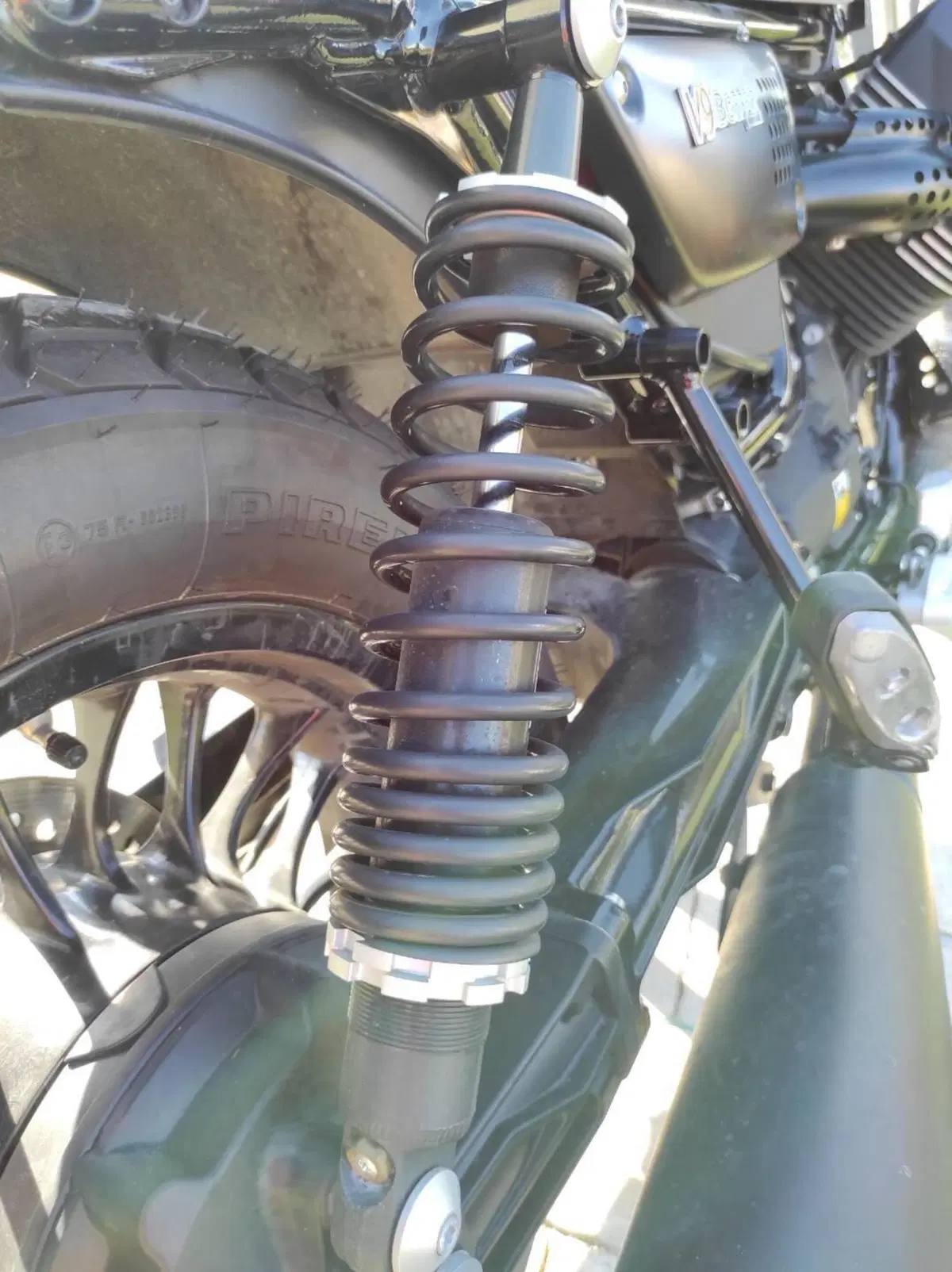 Moto Guzzi V9 Bobber (2016 - 18) (5)