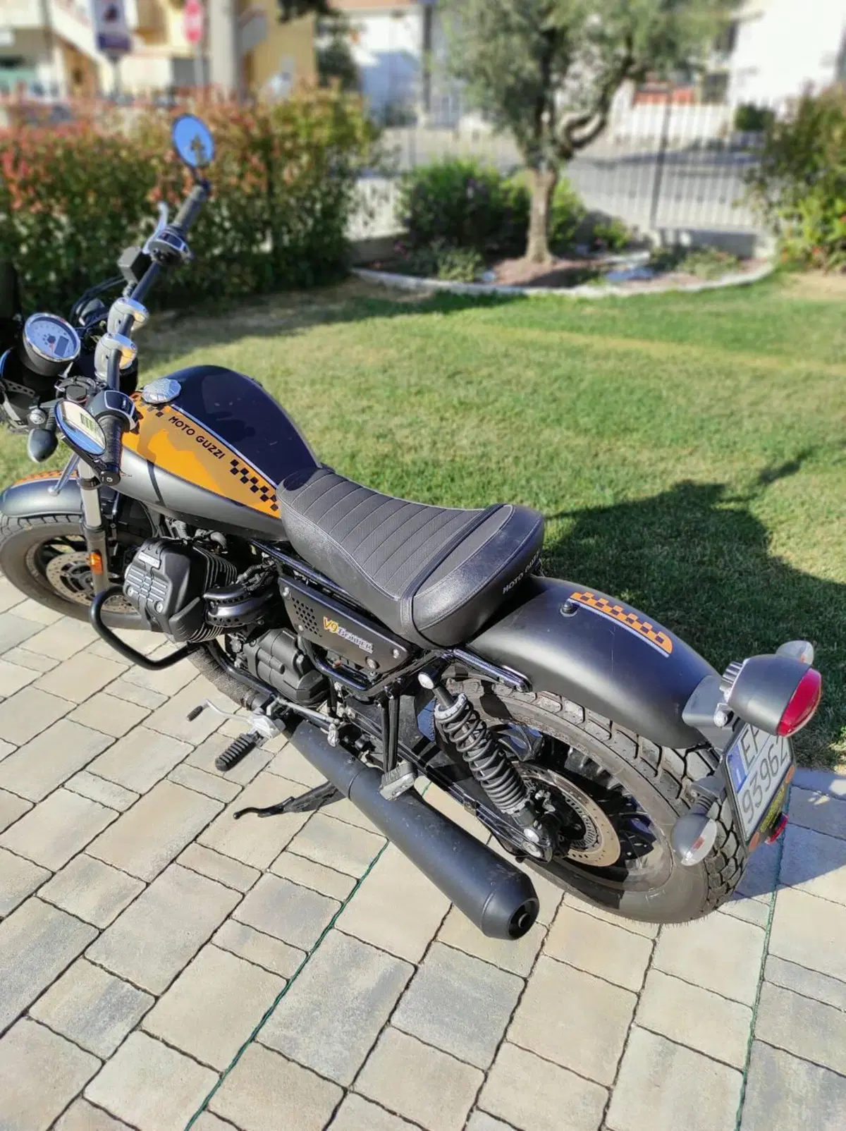 Moto Guzzi V9 Bobber (2016 - 18) (6)