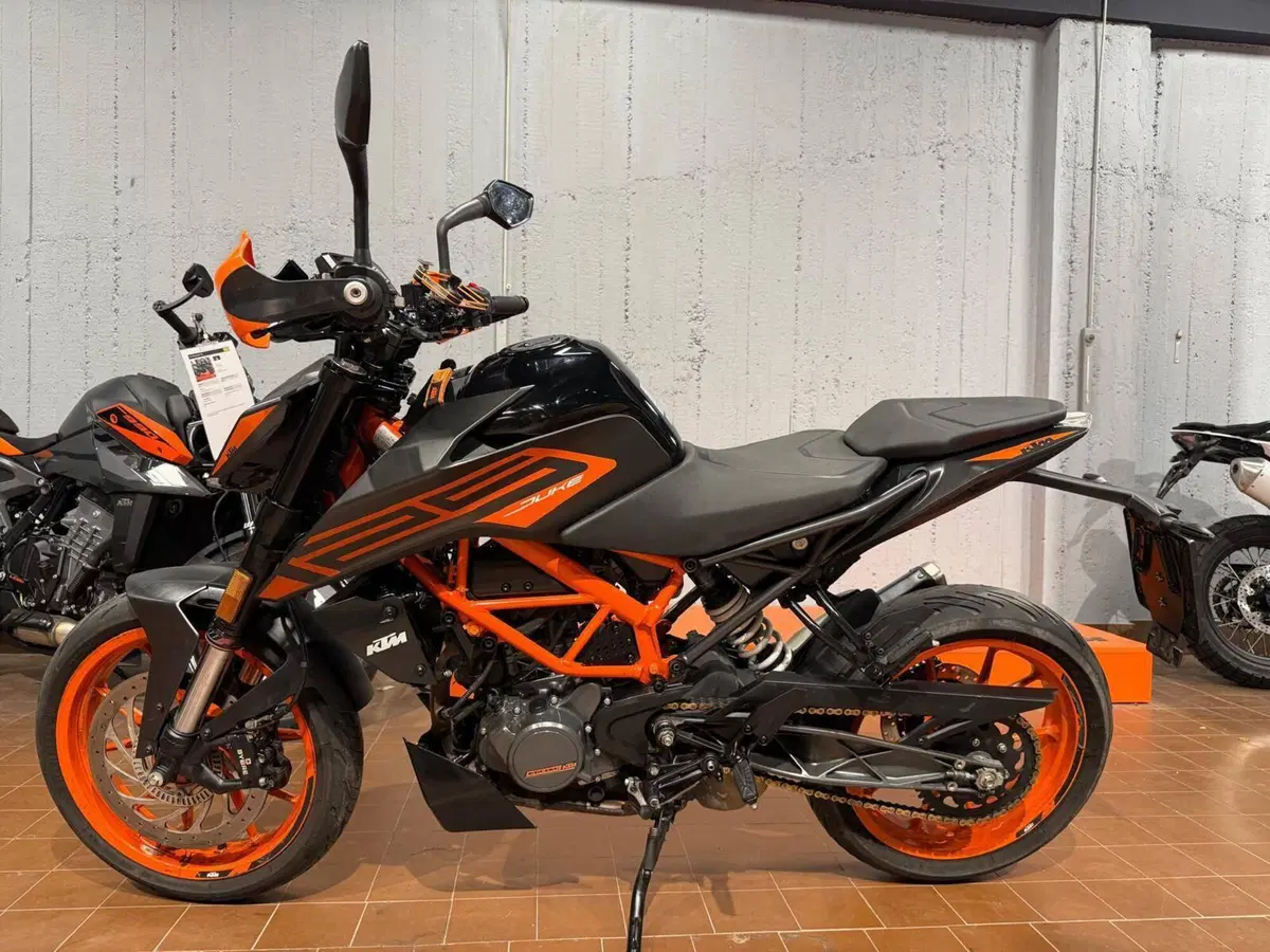 KTM 125 Duke (2021 - 23) (2)
