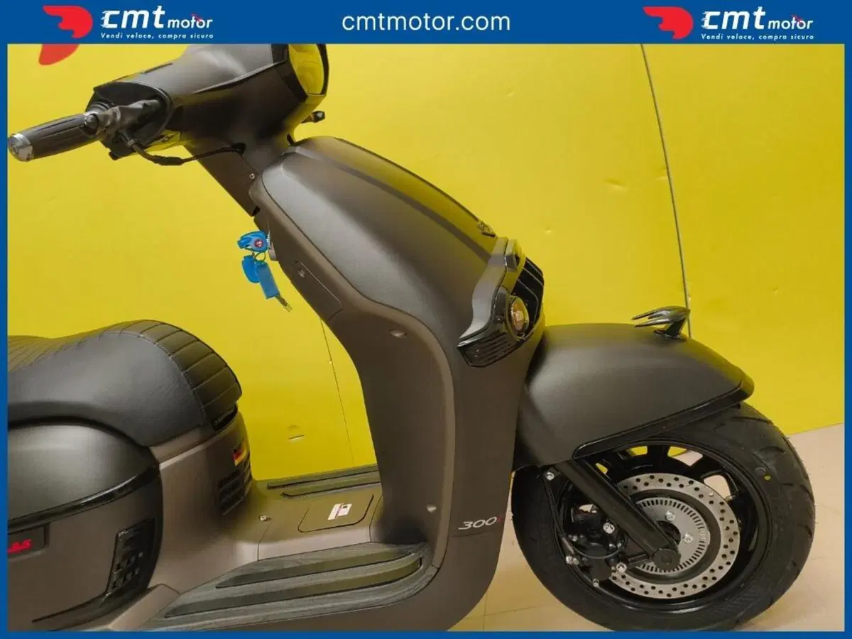 Keeway Motor Sixties 300i (2023 - 25) (8)