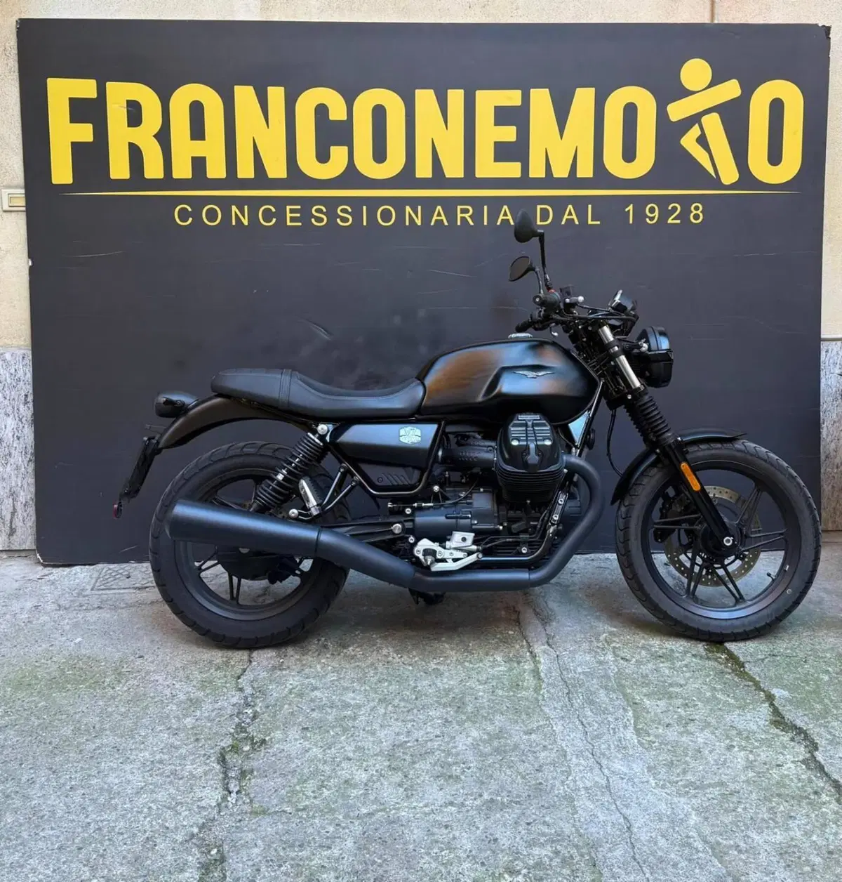 Moto Guzzi V7 Stone (2021 - 24) (2)