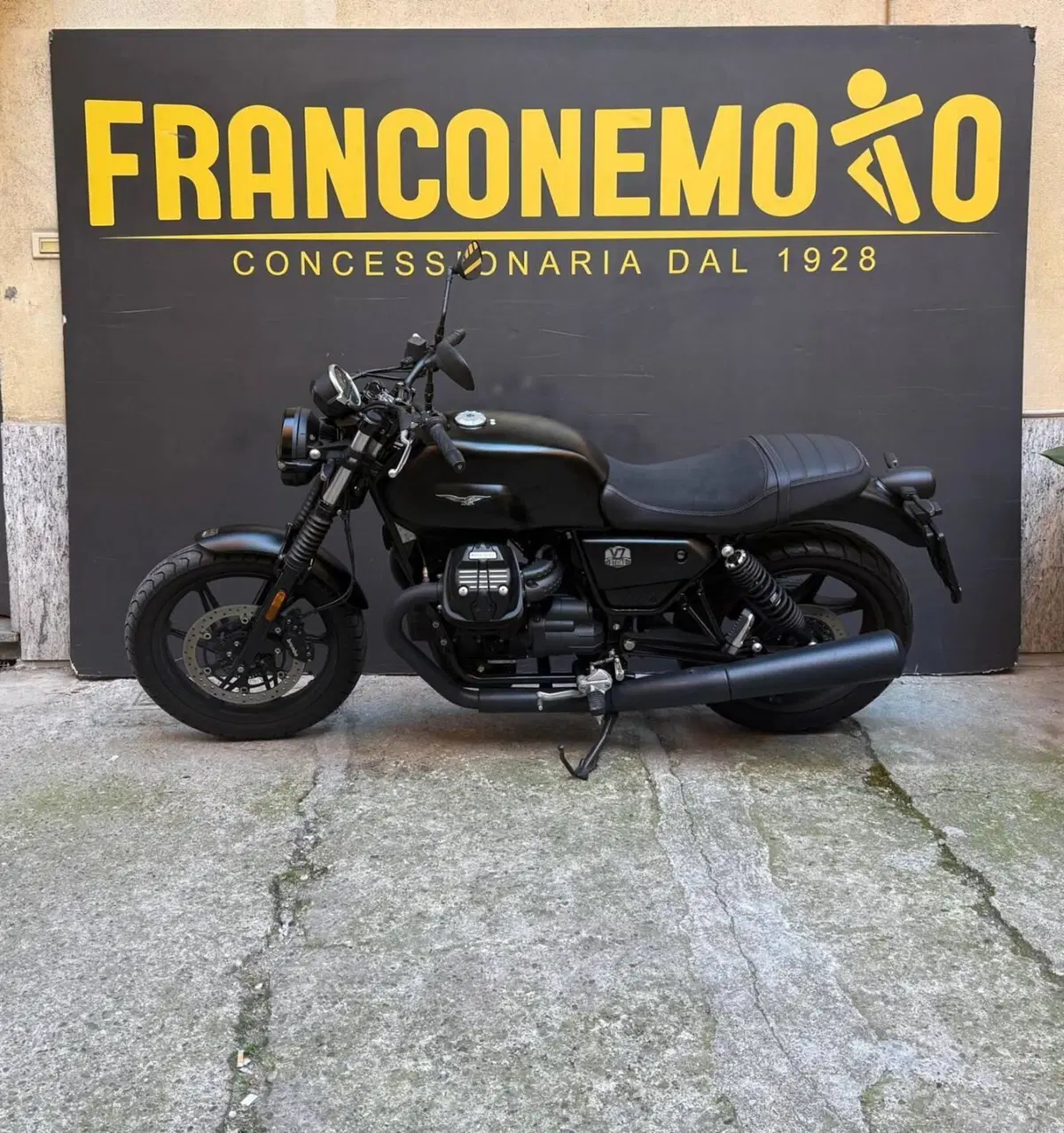 Moto Guzzi V7 Stone (2021 - 24) (4)