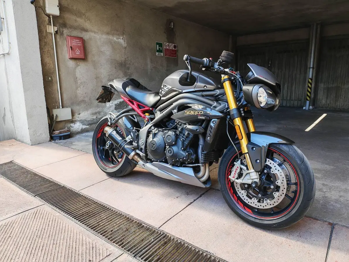 Triumph Speed Triple 1050 R ABS (2016 - 17) (2)