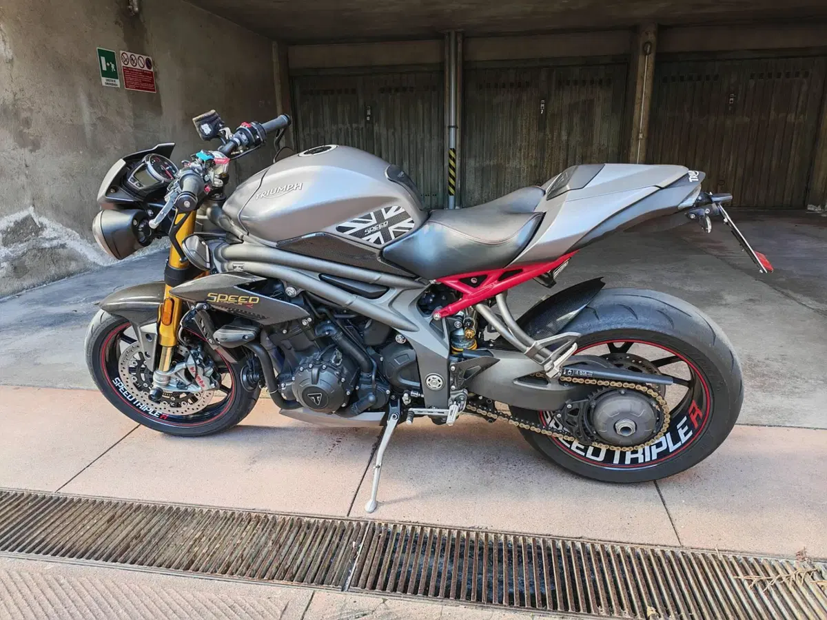 Triumph Speed Triple 1050 R ABS (2016 - 17) (6)