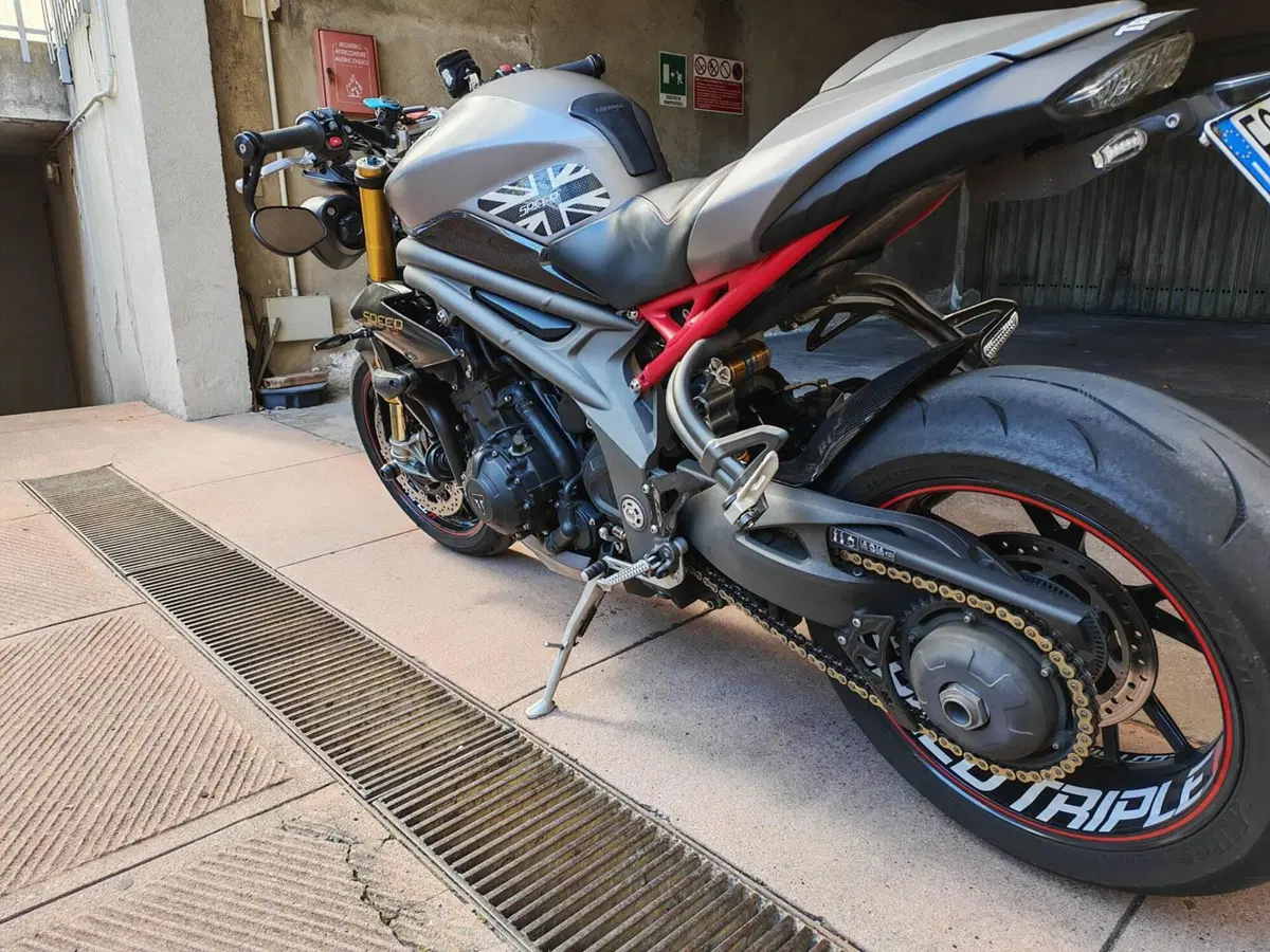 Triumph Speed Triple 1050 R ABS (2016 - 17) (7)