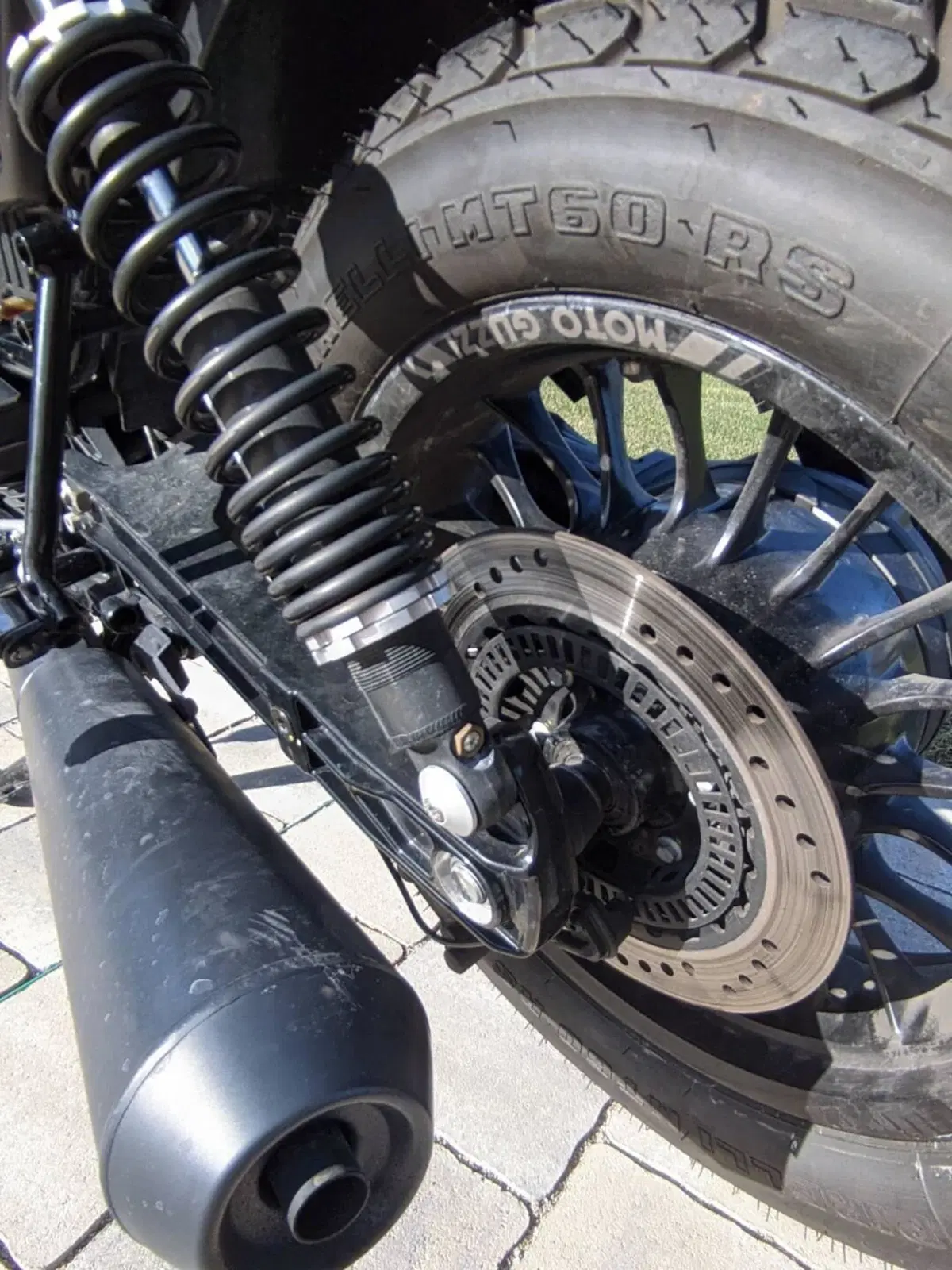 Moto Guzzi V9 Bobber (2016 - 18) (9)
