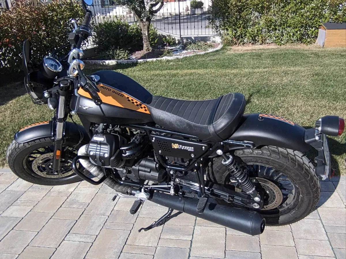Moto Guzzi V9 Bobber (2016 - 18) (11)