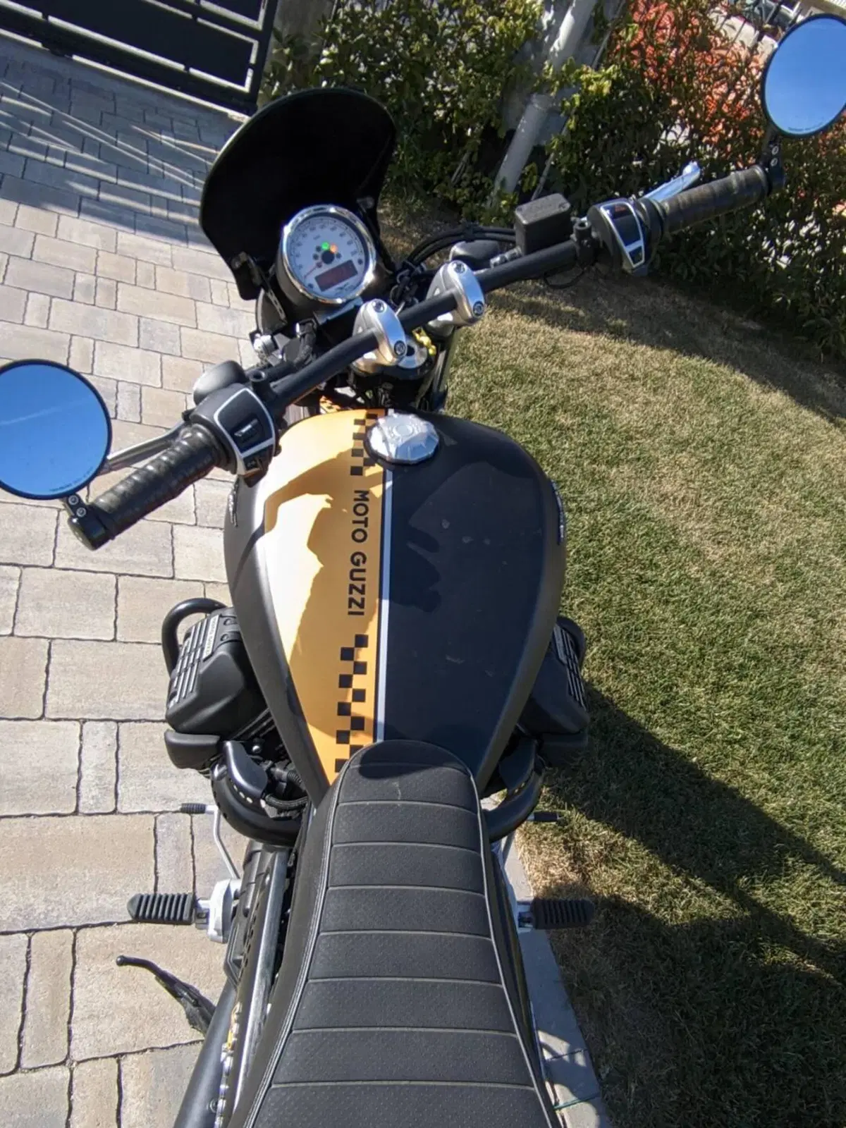 Moto Guzzi V9 Bobber (2016 - 18) (12)