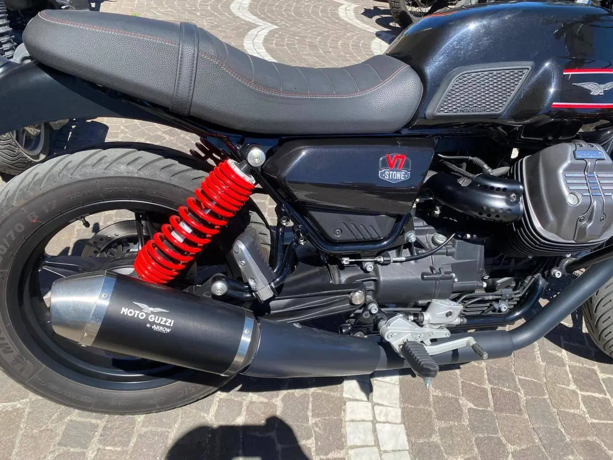 Moto Guzzi V7 Special (2021 - 24) (6)