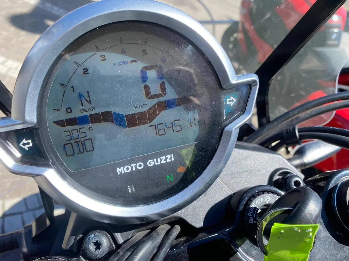 Moto Guzzi V7 Special (2021 - 24) (3)