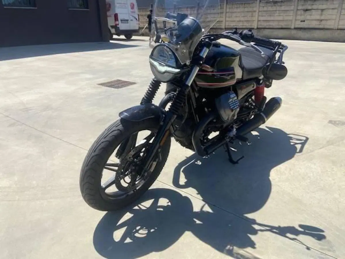 Moto Guzzi V7 Stone Special Edition (2022 - 25) (2)