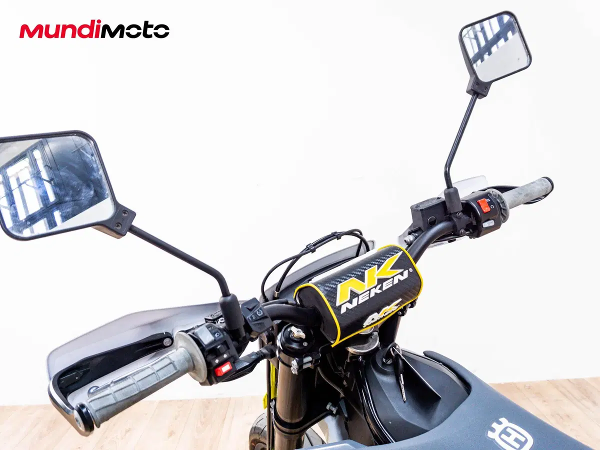 Husqvarna 701 Supermoto (2016) (11)