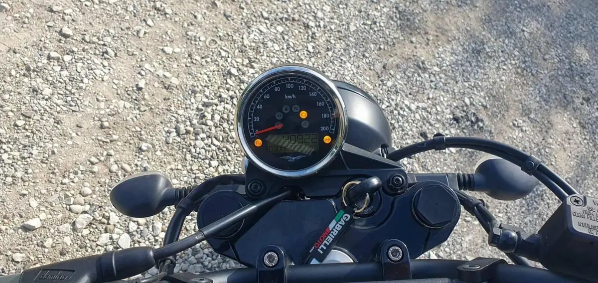 Moto Guzzi V7 III Rough (2018 - 20) (4)