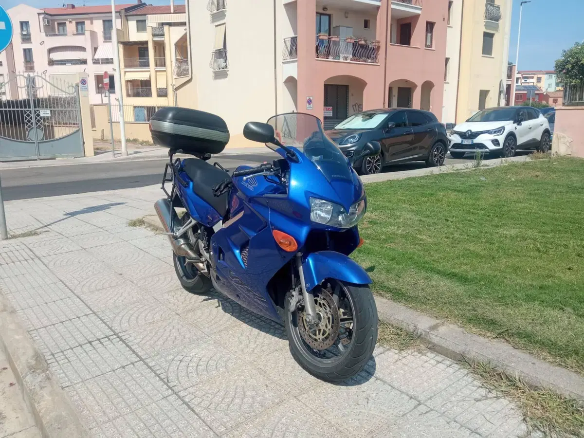 Honda VFR 800 (1998 - 01) (8)