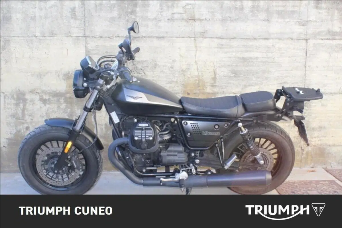 Moto Guzzi V9 Bobber (2021 - 25) (5)