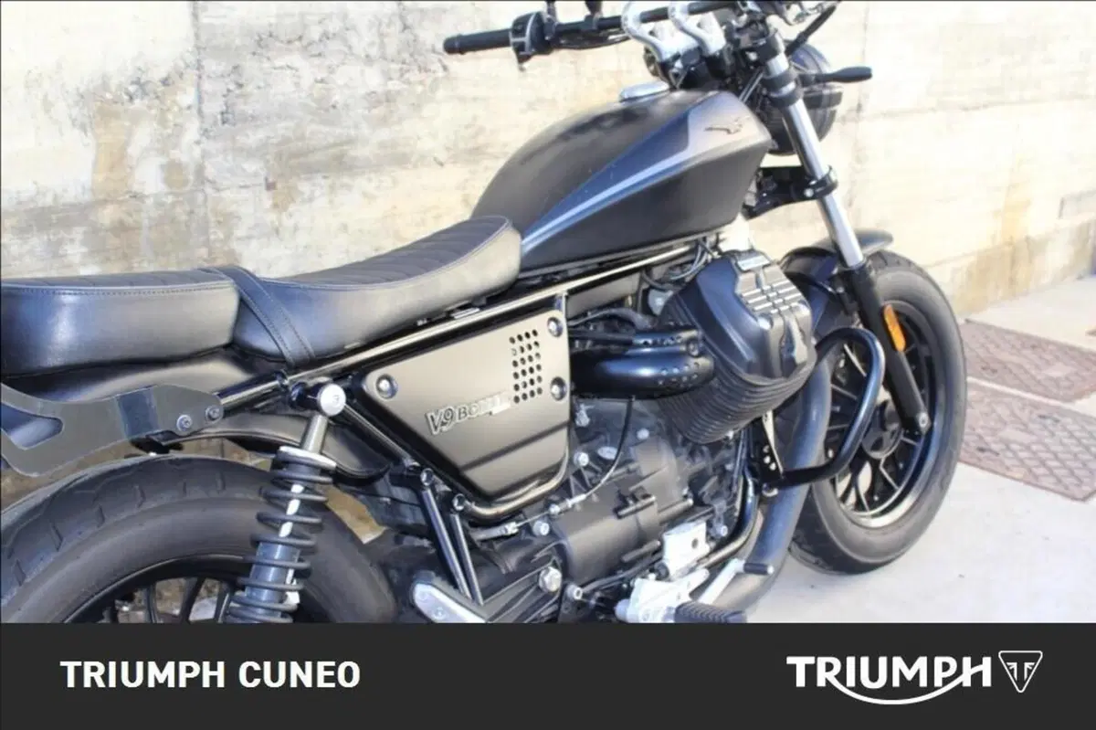 Moto Guzzi V9 Bobber (2021 - 25) (4)