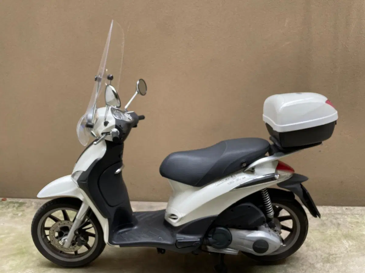 Piaggio Liberty 150 3V Full Optional (2013 - 15) (4)
