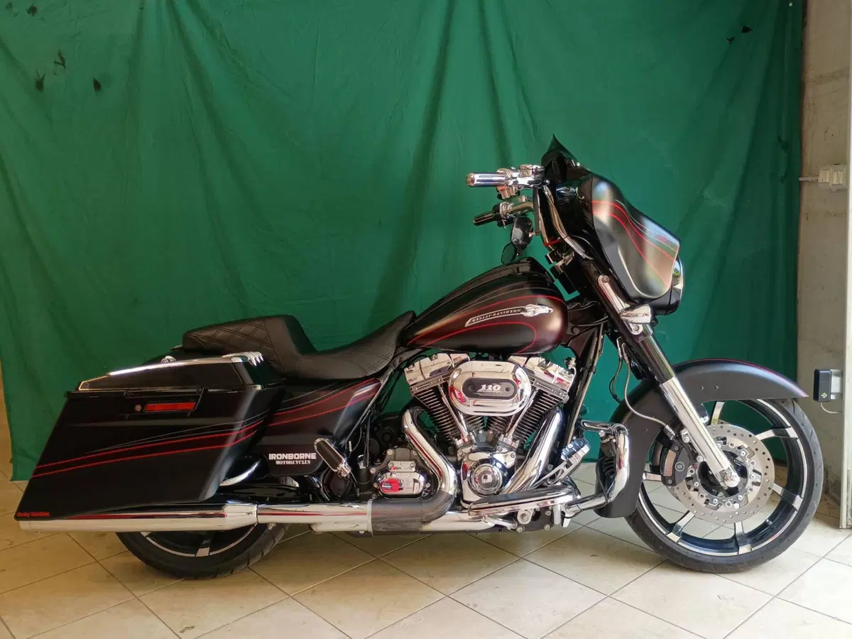 Harley-Davidson 1800 Street Glide (2010 - 11) - FLHXSE