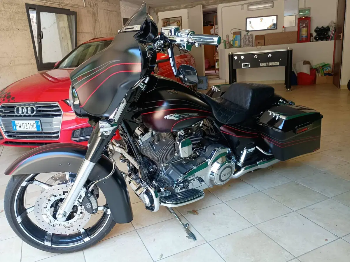 Harley-Davidson 1800 Street Glide (2010 - 11) - FLHXSE (4)