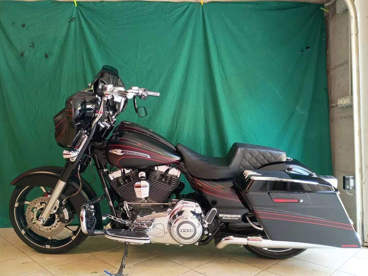 Harley-Davidson 1800 Street Glide (2010 - 11) - FLHXSE (5)