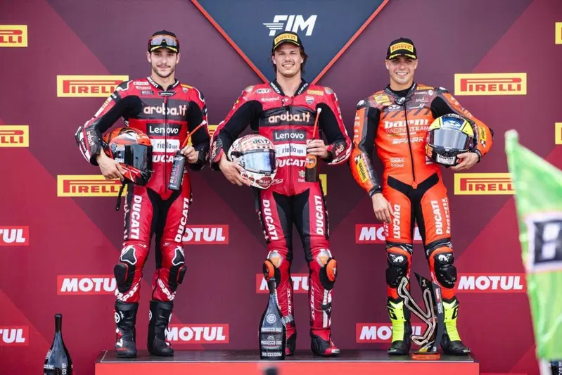 Il podio di Gara 2 a Misano: Bulega, Lecuona e Montella, per un magico tris Ducati