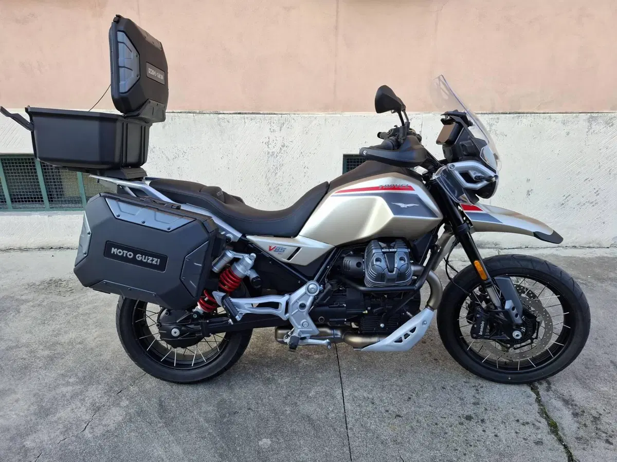 Moto Guzzi V85 TT Travel (2024 - 26)
