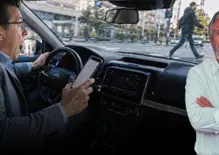 Lo smartphone al volante, la calamità del nostro tempo che nessuno sembra voler risolvere davvero [VIDEO]