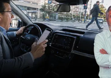 Lo smartphone al volante, la calamità del nostro tempo che nessuno sembra voler risolvere davvero [VIDEO]