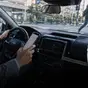 Lo smartphone al volante, la calamità del nostro tempo che nessuno sembra voler risolvere davvero [VIDEO]