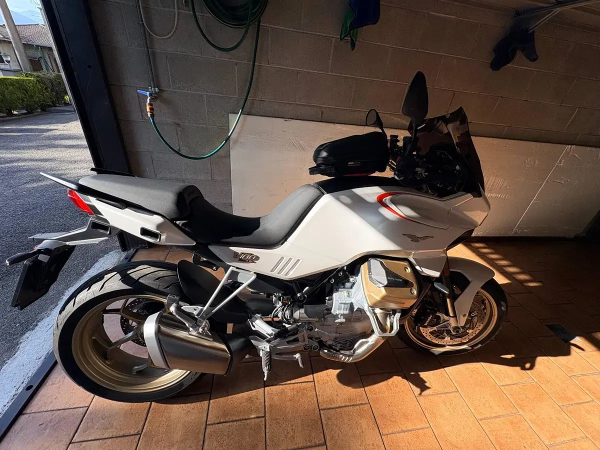 Moto Guzzi V100 Mandello (2022 - 24) (2)