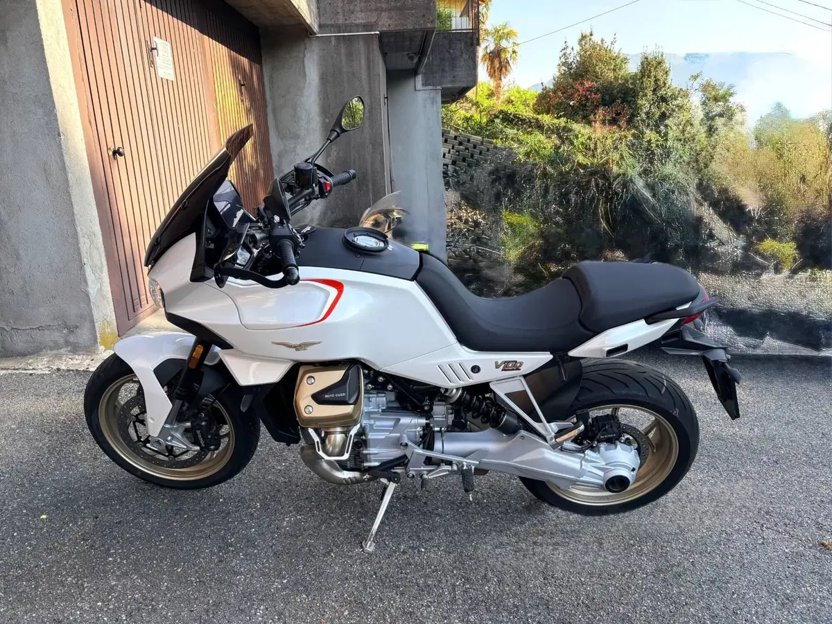 Moto Guzzi V100 Mandello (2022 - 24) (5)