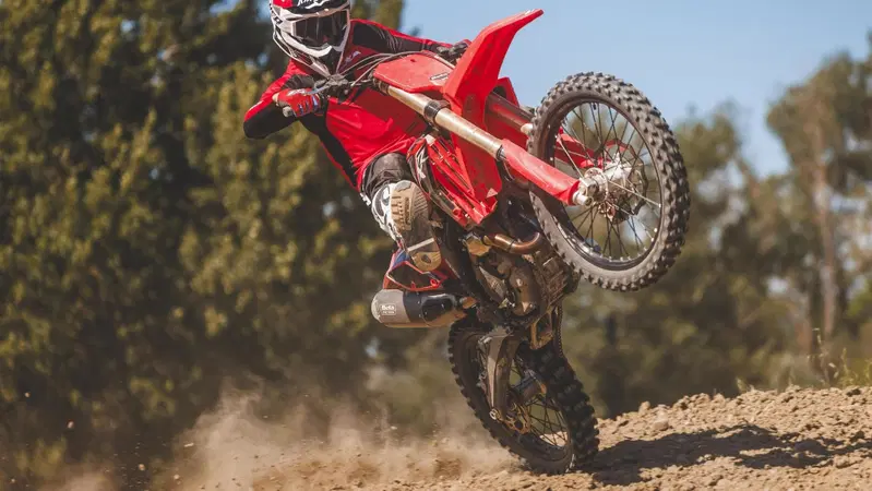 Beta presenta la gamma cross 2027. Nuova la 250 4t
