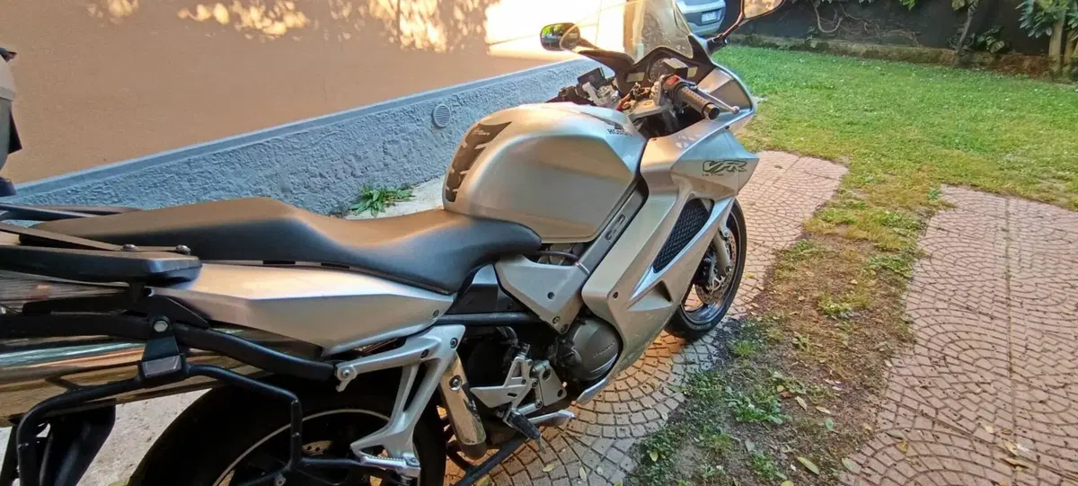 Honda VFR 800 (2002 - 05)