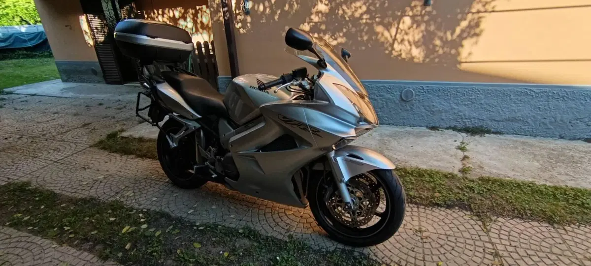 Honda VFR 800 (2002 - 05) (2)