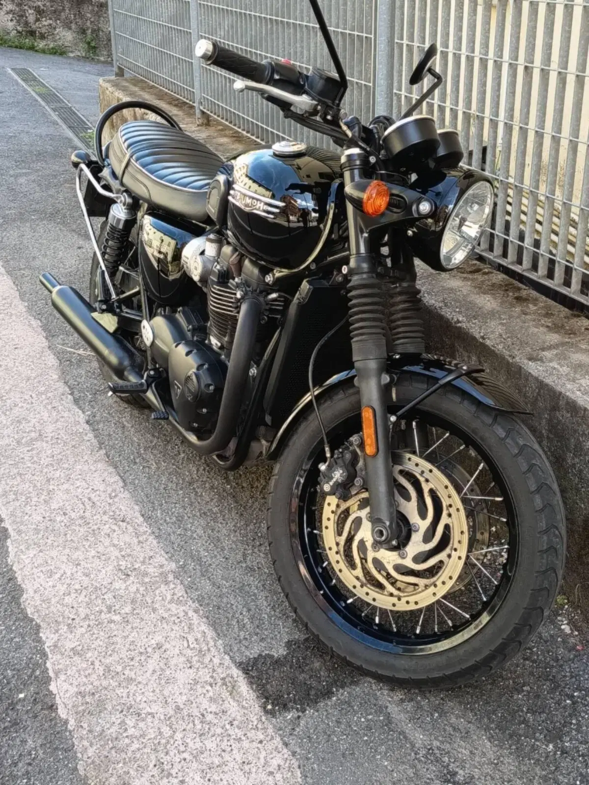 Triumph Bonneville T120 Black (2021 - 25) (4)