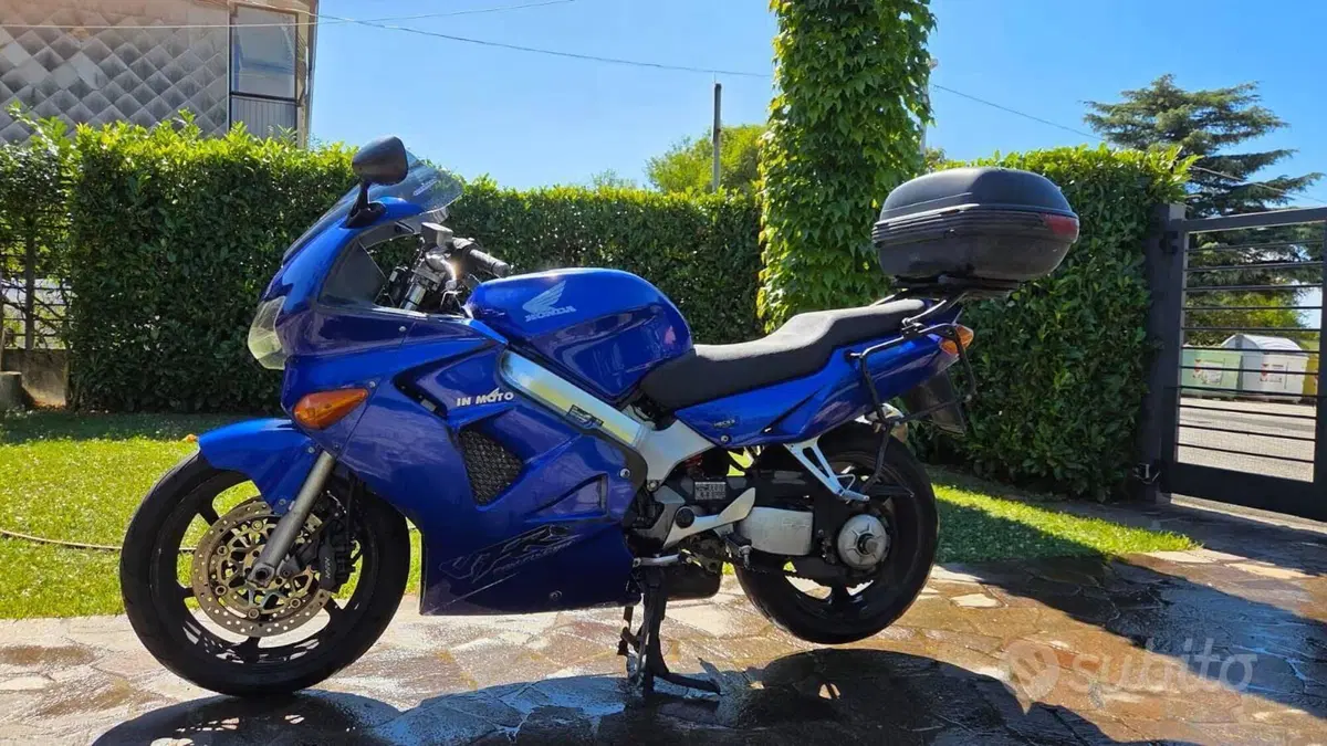Honda VFR 800 (1998 - 01) (2)