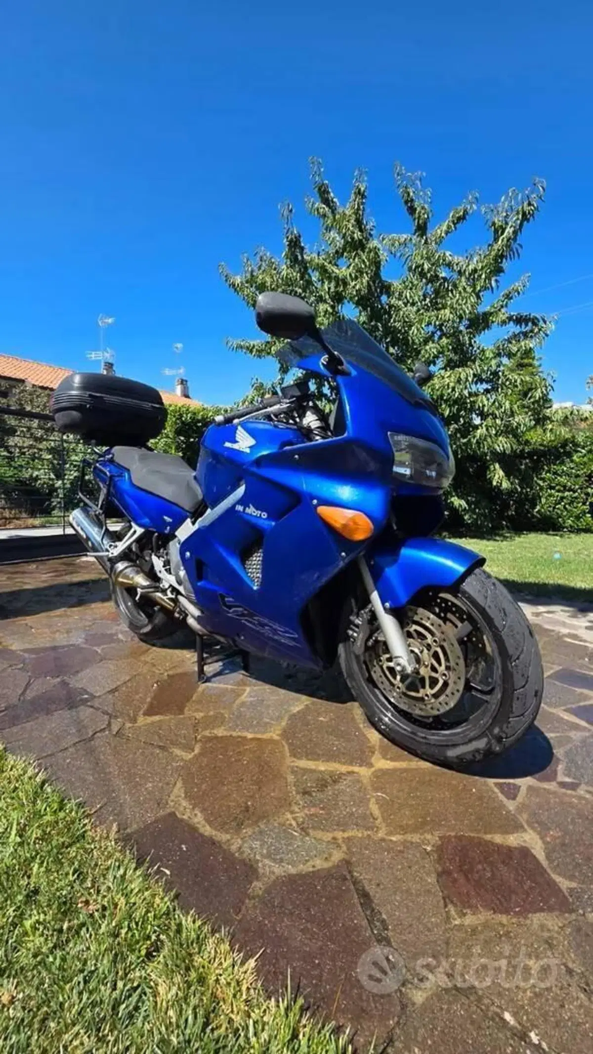 Honda VFR 800 (1998 - 01) (3)