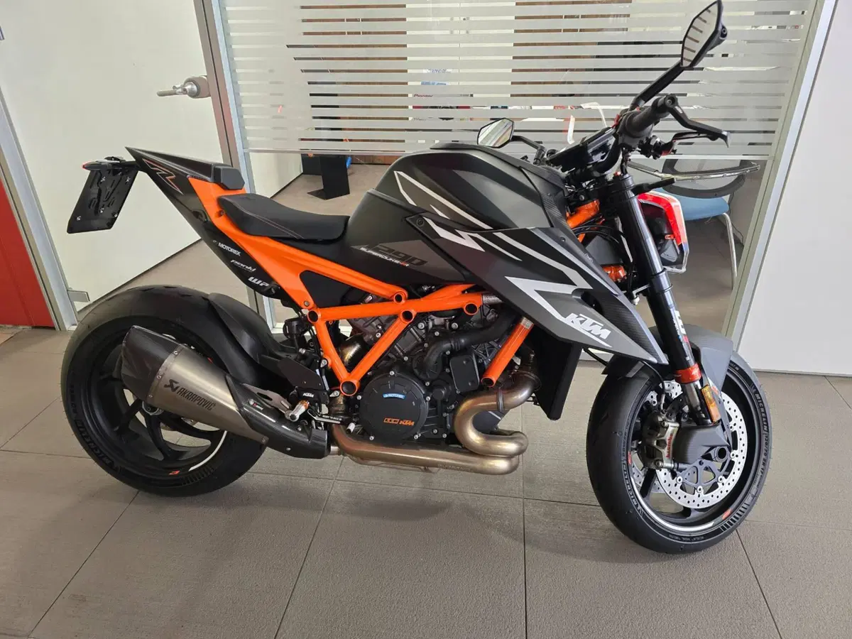 KTM 1290 Super Duke RR (2023) (4)