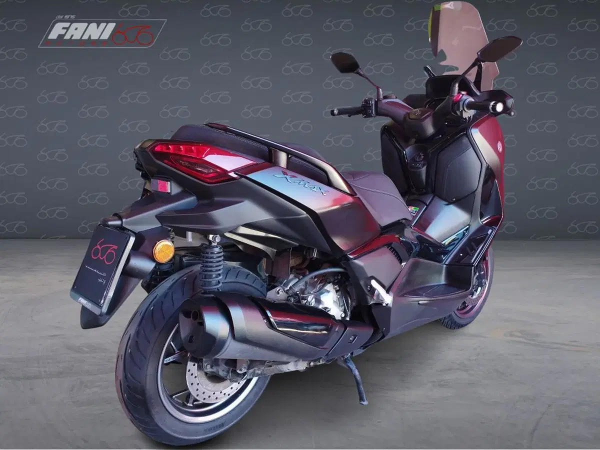 Yamaha X-Max 300 Tech Max (2025 - 26) (3)