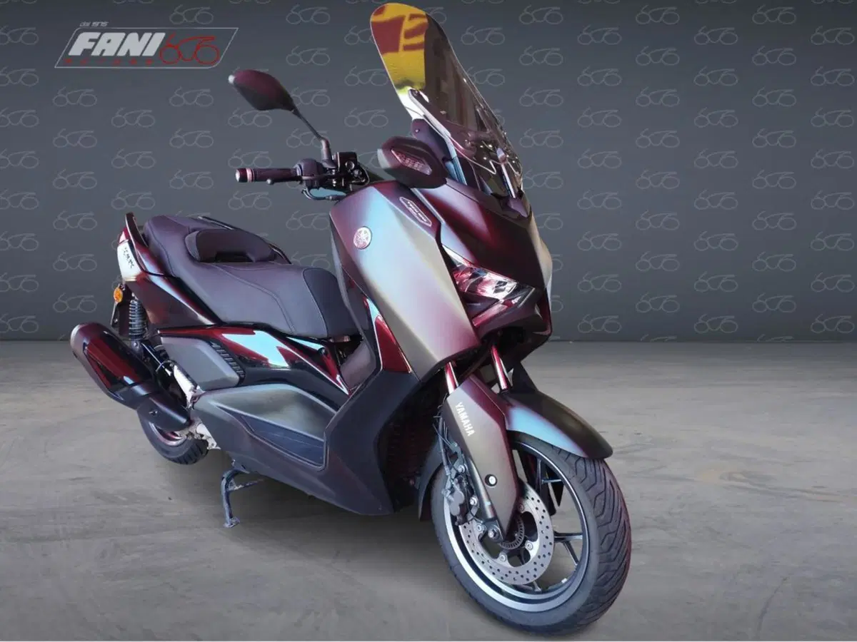 Yamaha X-Max 300 Tech Max (2025 - 26) (4)