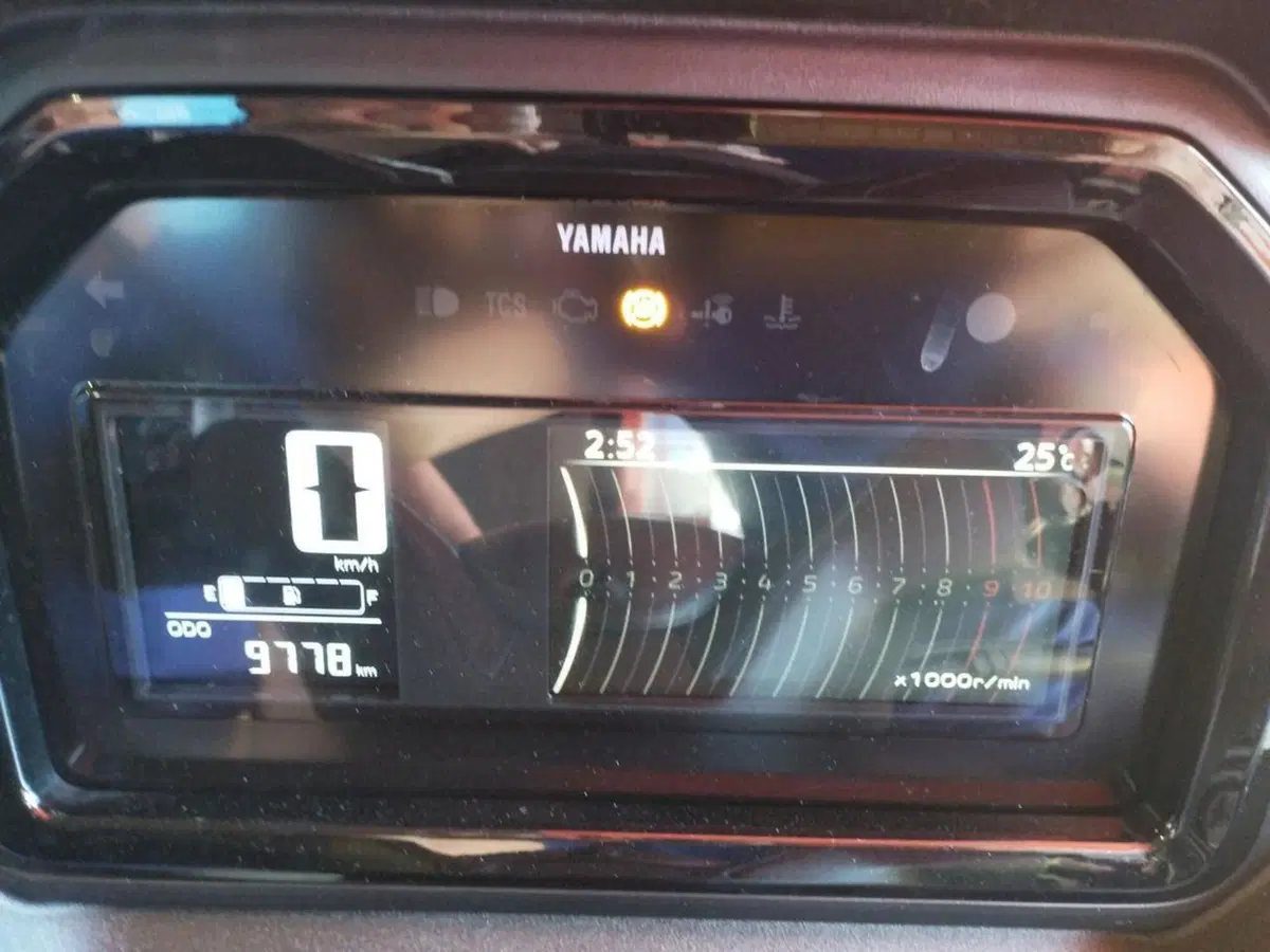Yamaha X-Max 300 Tech Max (2025 - 26) (5)