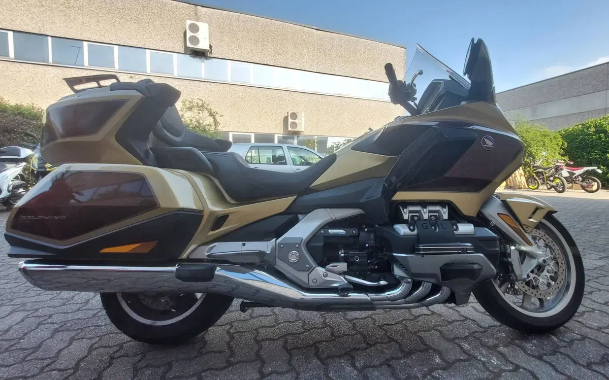 Honda GL 1800 Gold Wing Tour 50° Anniversario (2025 - 26) (9)