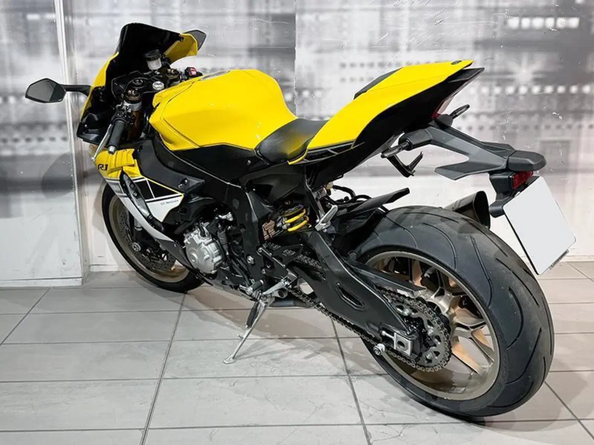 Yamaha YZF R1 60th Anniversary (2015 - 16) (2)