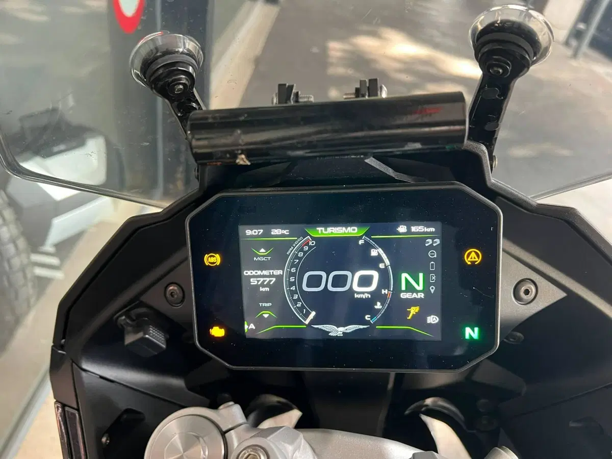 Moto Guzzi V100 Mandello (2022 - 24) (4)