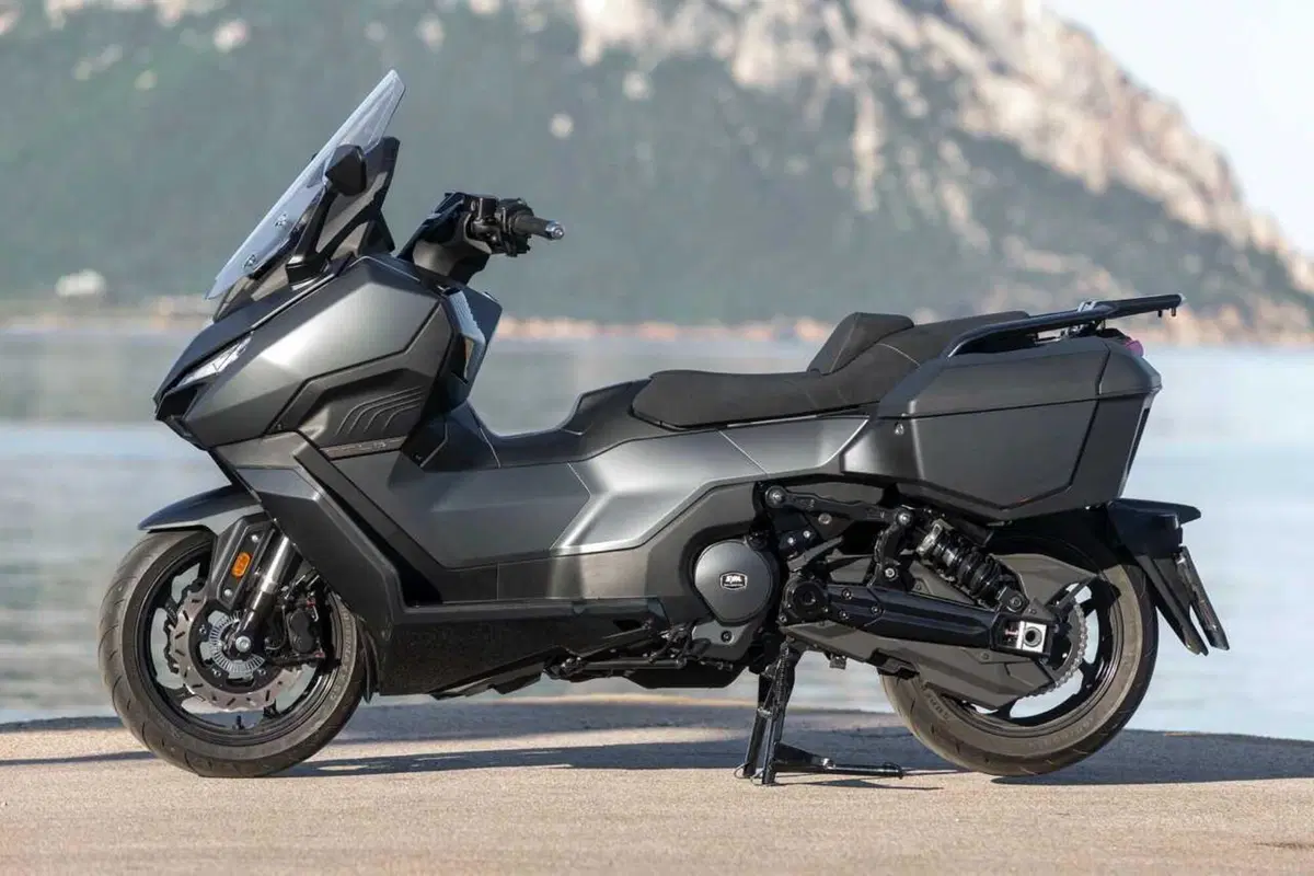 SYM TTLBT: la moto da viaggio che si finge scooter (o forse il contrario) [VIDEO]