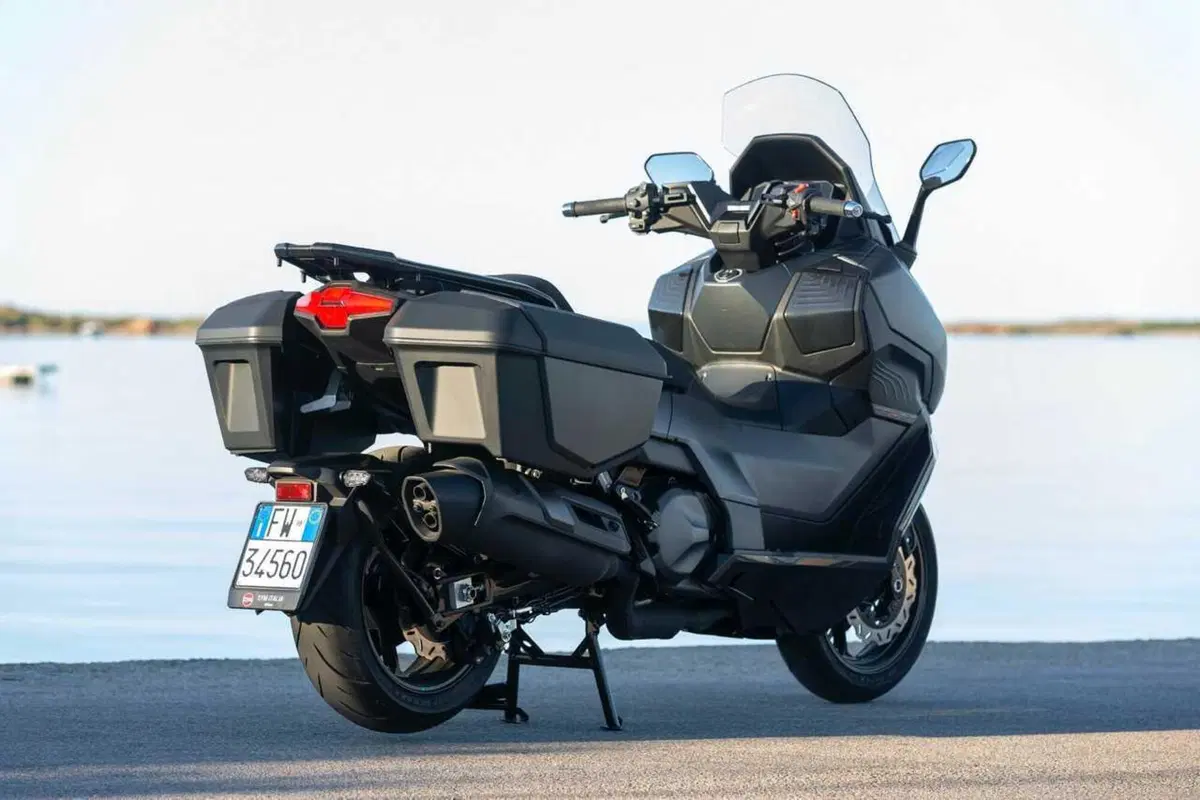 SYM TTLBT: la moto da viaggio che si finge scooter (o forse il contrario) [VIDEO] (7)