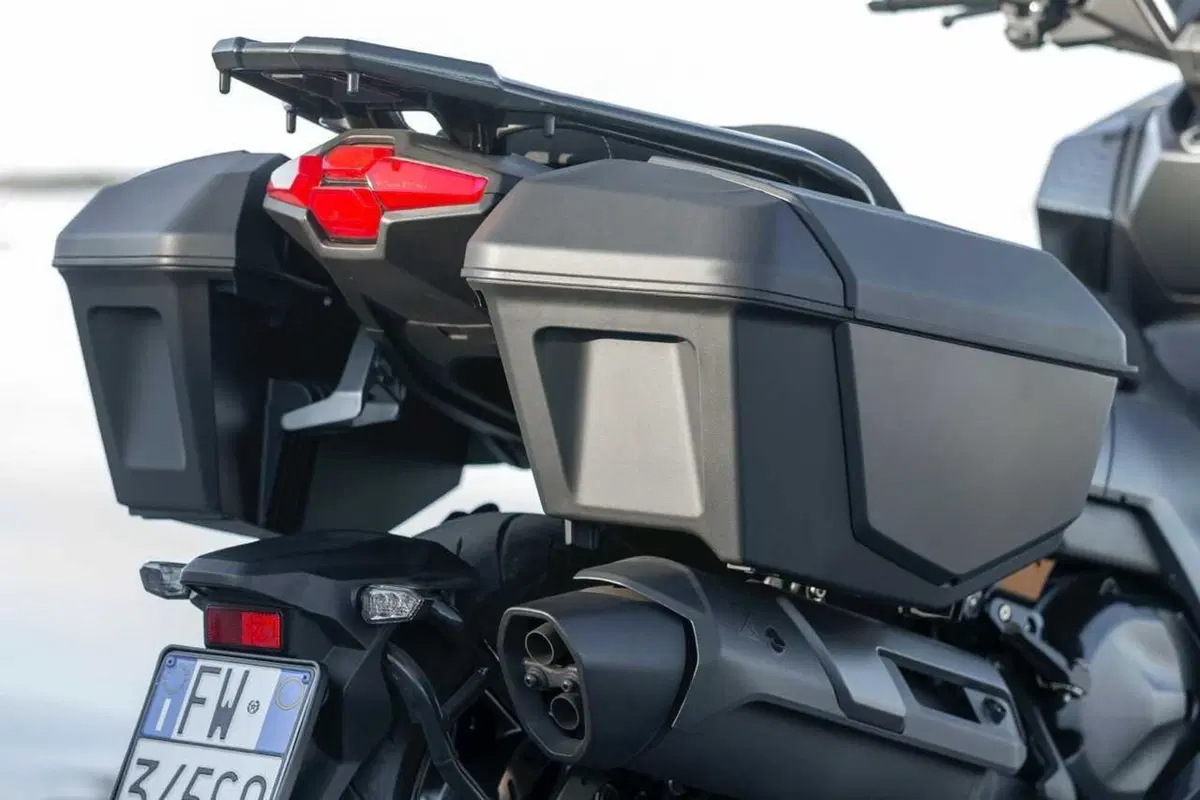 SYM TTLBT: la moto da viaggio che si finge scooter (o forse il contrario) [VIDEO] (16)